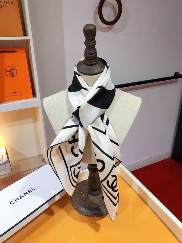 Chanel silk scarf 90X90cm E33 (2)
